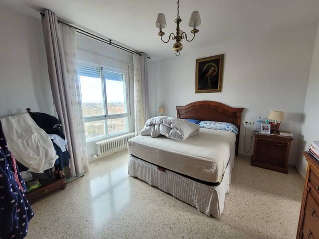 4 soverom Leilighet til salgs i Baza med garasje - € 135 000 (Ref: 9564180)