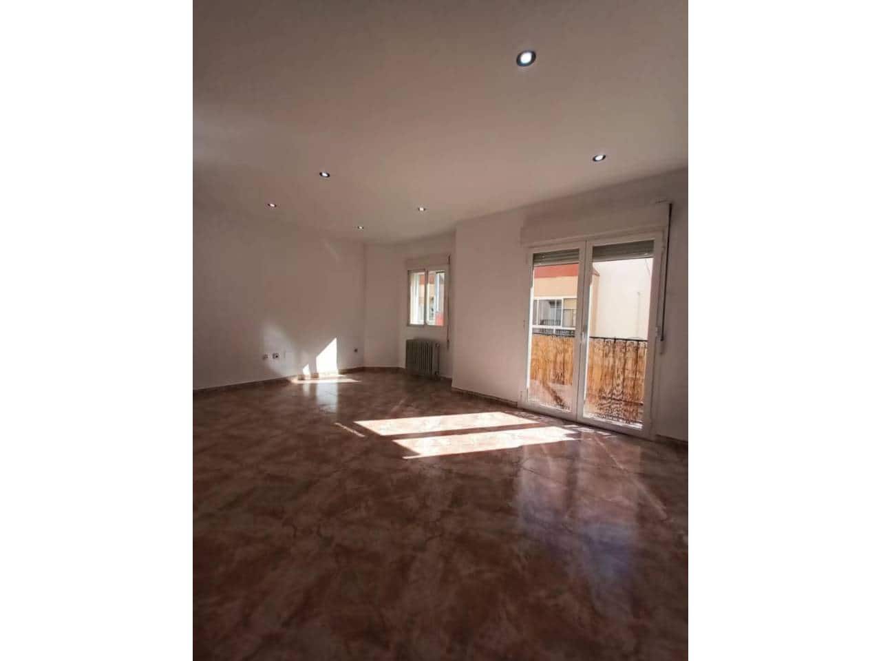 4 soveværelse Lejlighed til salg i Baza med garage - € 128.000 (Ref: 9709484)