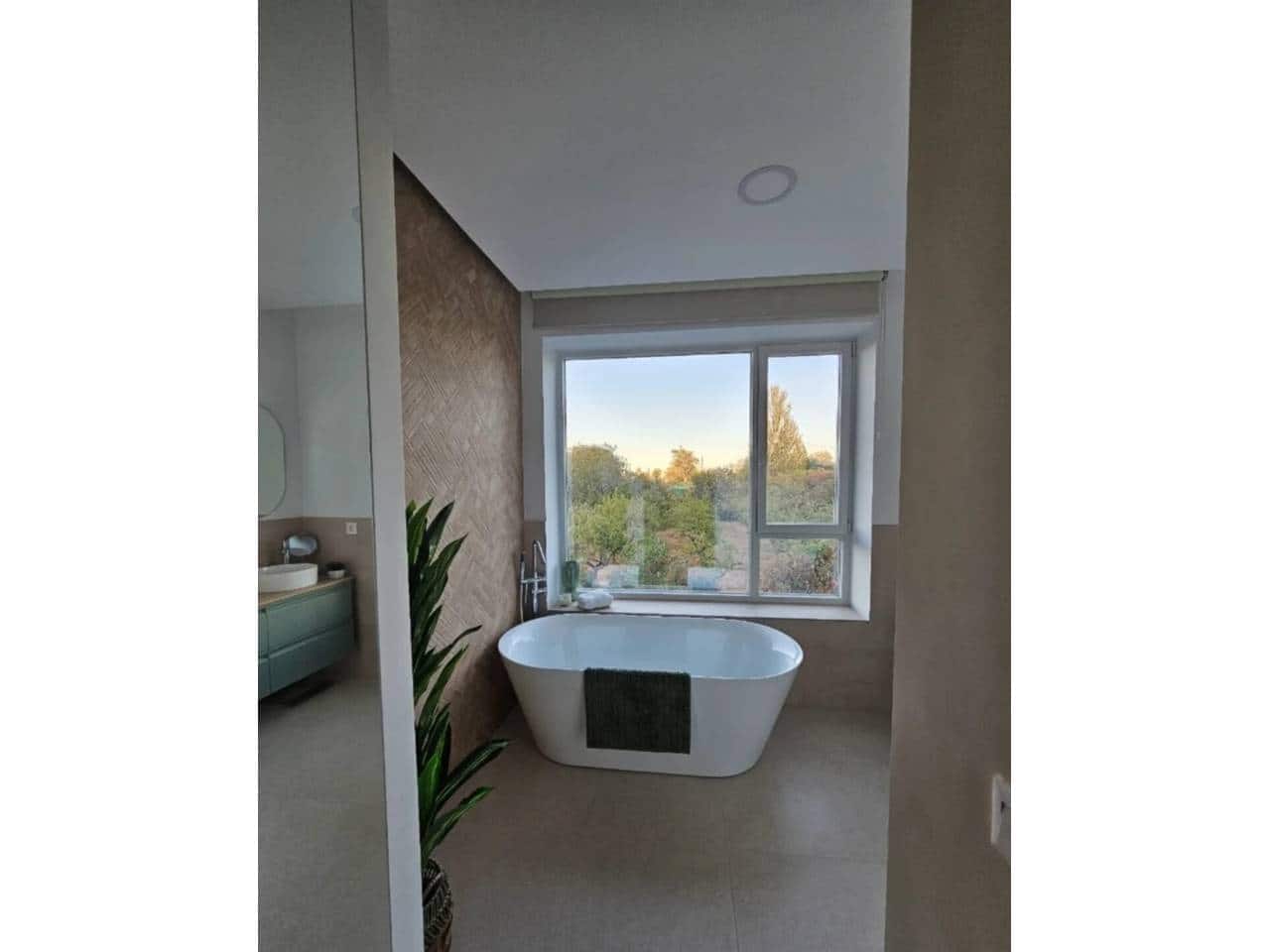 4 bedroom Villa for sale in Baza with pool garage - € 380,000 (Ref: 9709489)