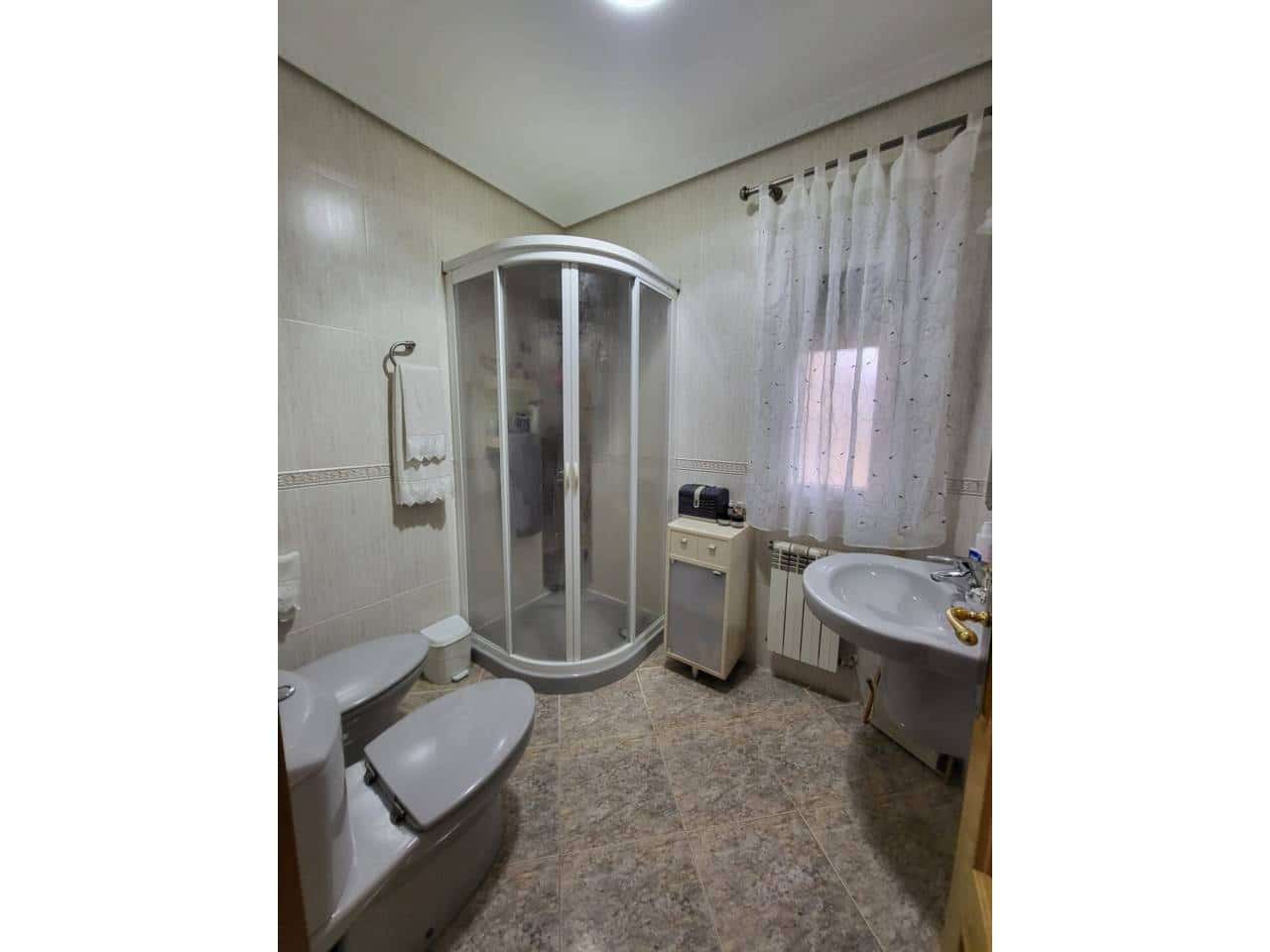 4 bedroom Villa for sale in Baza with pool garage - € 400,000 (Ref: 9719366)