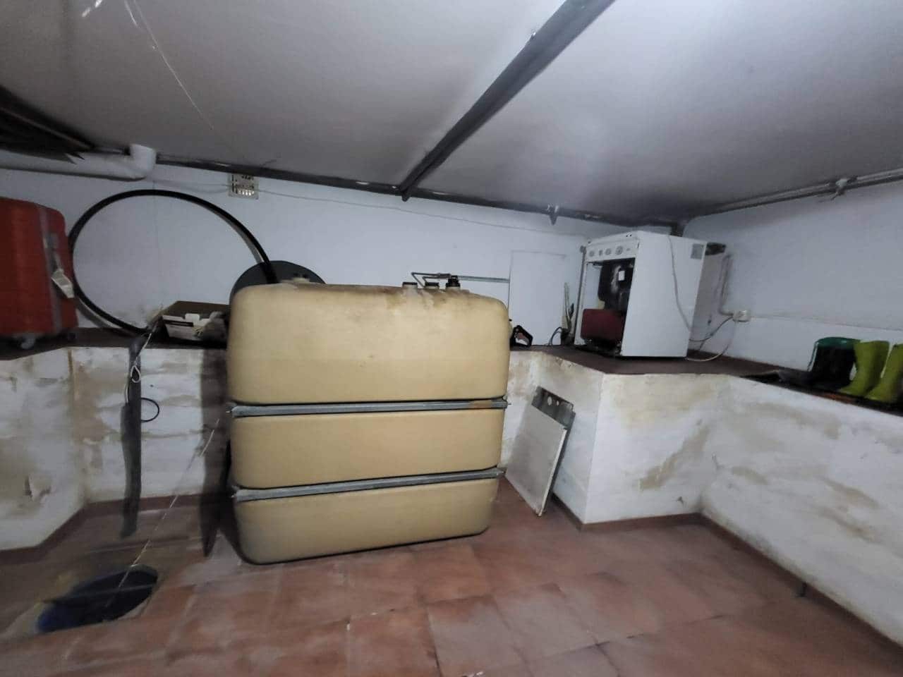 4 bedroom Villa for sale in Baza with pool garage - € 400,000 (Ref: 9719366)