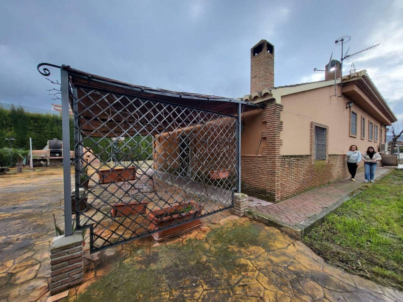 4 bedroom Villa for sale in Baza with pool garage - € 400,000 (Ref: 9719366)