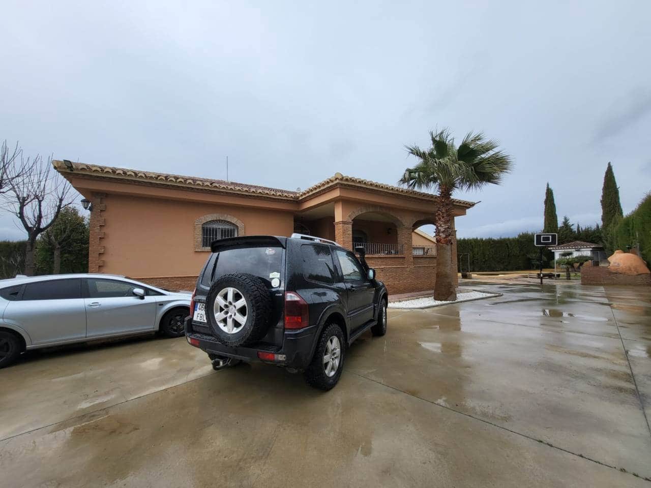 4 bedroom Villa for sale in Baza with pool garage - € 400,000 (Ref: 9719366)