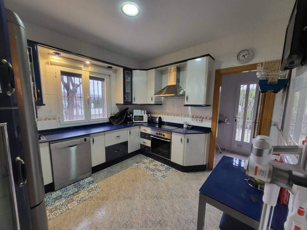 4 bedroom Villa for sale in Baza with pool garage - € 400,000 (Ref: 9719366)