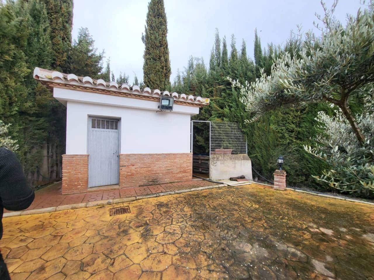 4 bedroom Villa for sale in Baza with pool garage - € 400,000 (Ref: 9719366)