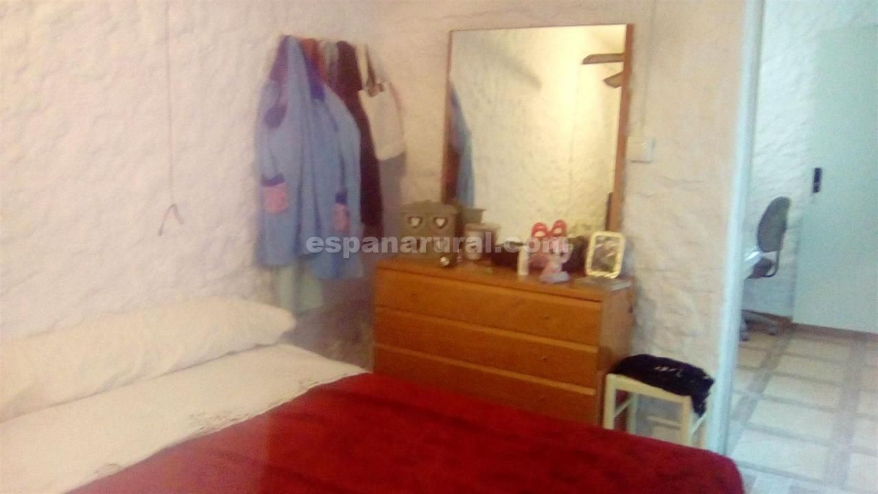 3 soveværelse Finca/Landehus til salg i Baza med swimmingpool - € 135.000 (Ref: 4014553)