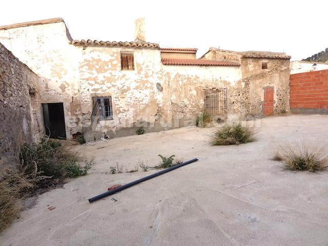 7 makuuhuone Omakotitalo myytävänä paikassa Sufli - 53 000 € (Ref: 6073140)