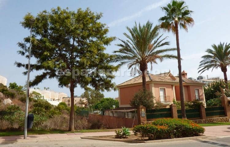 Grunde uden byggetilladelser til salg i Benalmadena - € 299.000 (Ref: 7621751)