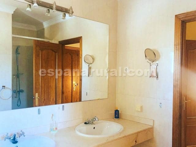 4 slaapkamer Villa te koop in Centro, Estepona met zwembad - € 650.000 (Ref: 7933464)