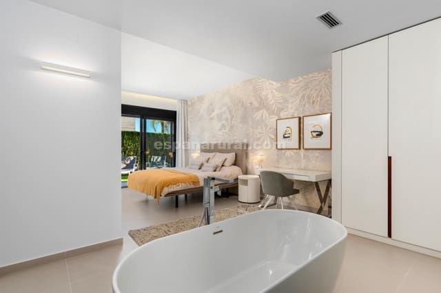 4 bedroom Villa for sale in Dehesa de Campoamor, Orihuela with pool - € 1,600,000 (Ref: 8438337)