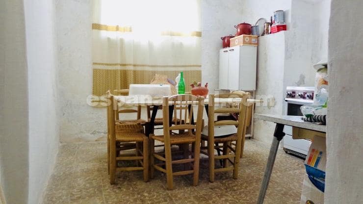 4 soveværelse Finca/Landehus til salg i Baza - € 159.000 (Ref: 8824473)