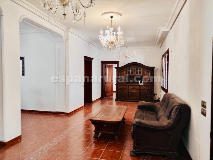 10 slaapkamer Villa te koop in Cela - € 395.000 (Ref: 8873891)