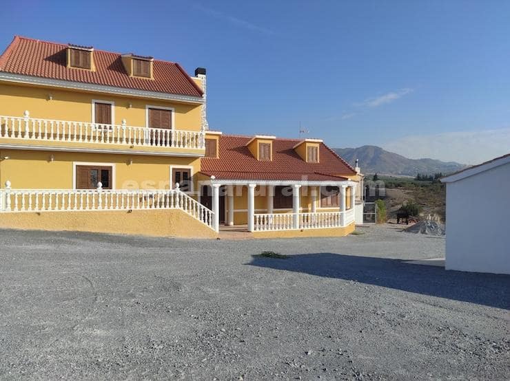 10 slaapkamer Villa te koop in Cela - € 395.000 (Ref: 8873891)