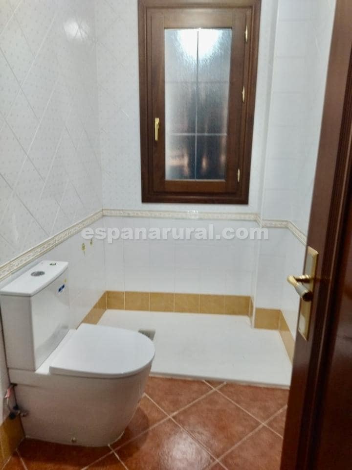 10 slaapkamer Villa te koop in Cela - € 395.000 (Ref: 8873891)