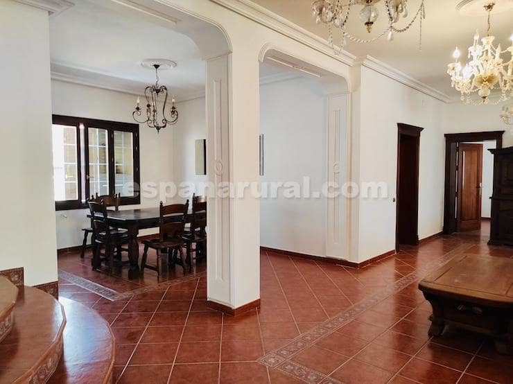 10 slaapkamer Villa te koop in Cela - € 395.000 (Ref: 8873891)