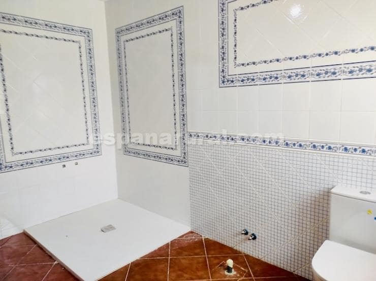 10 slaapkamer Villa te koop in Cela - € 395.000 (Ref: 8873891)