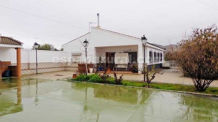 4 soveværelse Villa til salg i Baza med swimmingpool - € 275.000 (Ref: 8887410)