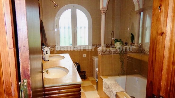 7 soverom Villa til salgs i Baza med svømmebasseng - € 325 000 (Ref: 8936436)