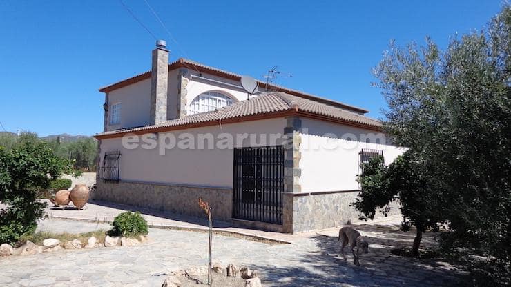 4 soveværelse Finca/Landehus til salg i Cela med swimmingpool - € 370.000 (Ref: 9300354)