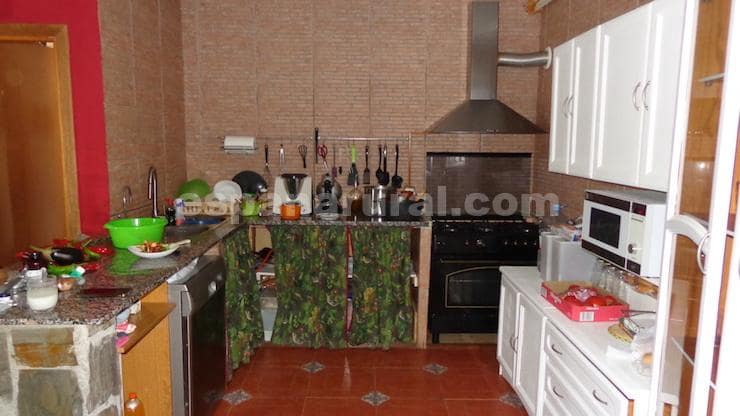 4 soveværelse Finca/Landehus til salg i Cela med swimmingpool - € 370.000 (Ref: 9300354)