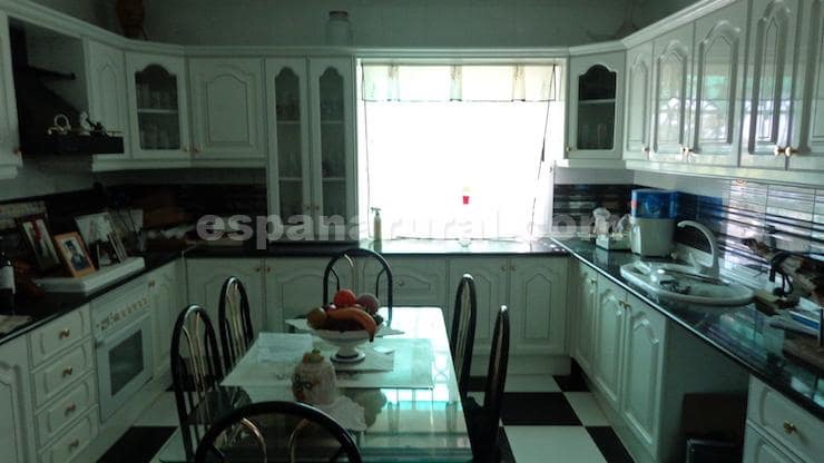 4 soveværelse Finca/Landehus til salg i Cela med swimmingpool - € 370.000 (Ref: 9300354)