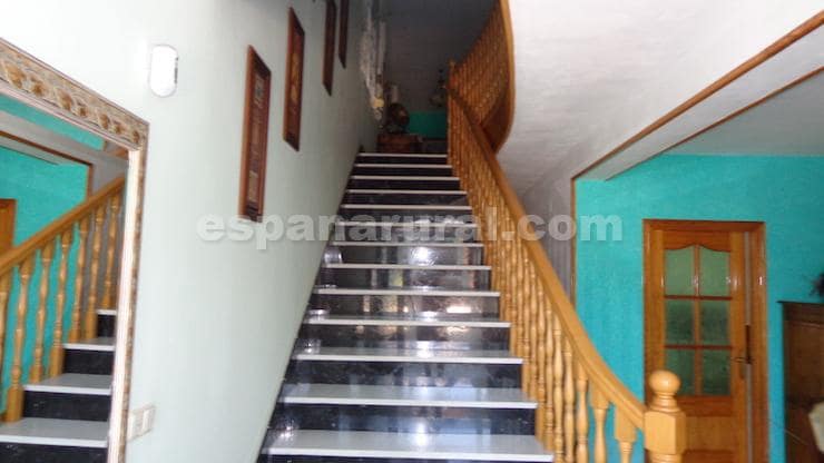 4 soveværelse Finca/Landehus til salg i Cela med swimmingpool - € 370.000 (Ref: 9300354)