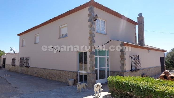 4 soveværelse Finca/Landehus til salg i Cela med swimmingpool - € 370.000 (Ref: 9300354)