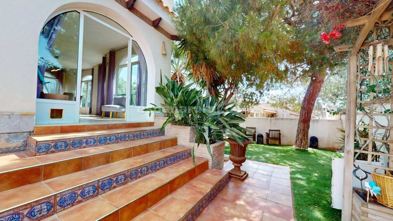 5 bedroom Villa for sale in Los Balcones with pool - € 795,000 (Ref: 9390154)