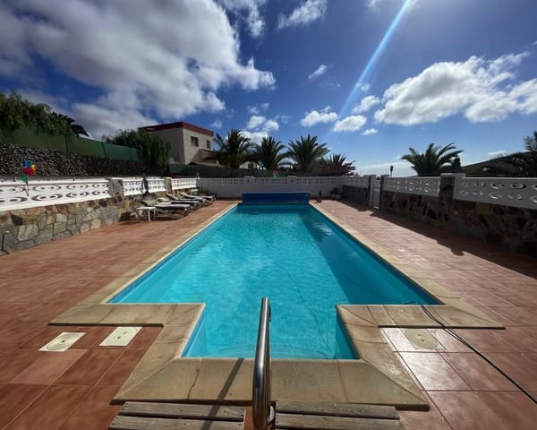 3 soverom Villa til salgs i La Oliva med svømmebasseng garasje - € 440 000 (Ref: 9113050)
