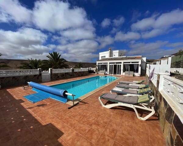 Chalet de 3 habitaciones en La Oliva en venta con piscina garaje - 410.000 € (Ref: 9113050)