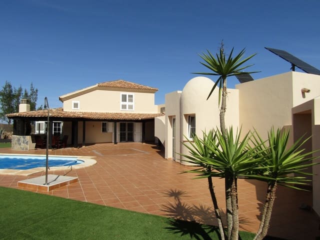 4 bedroom Villa for sale in La Oliva with pool garage - € 649,950 (Ref: 9325189)