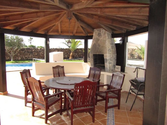 4 bedroom Villa for sale in La Oliva with pool garage - € 649,950 (Ref: 9325189)