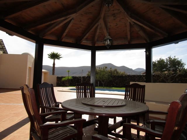 4 bedroom Villa for sale in La Oliva with pool garage - € 649,950 (Ref: 9325189)