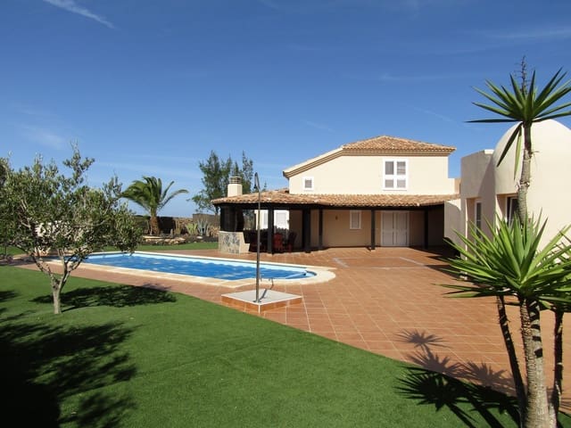 4 bedroom Villa for sale in La Oliva with pool garage - € 649,950 (Ref: 9325189)