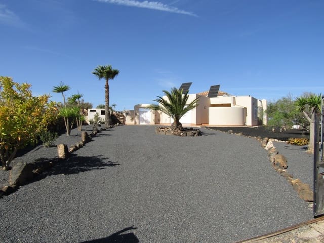 4 bedroom Villa for sale in La Oliva with pool garage - € 649,950 (Ref: 9325189)