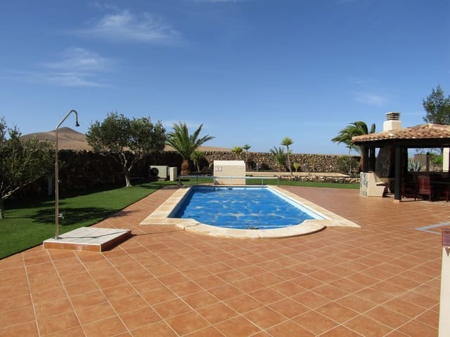 4 bedroom Villa for sale in La Oliva with pool garage - € 649,950 (Ref: 9325189)