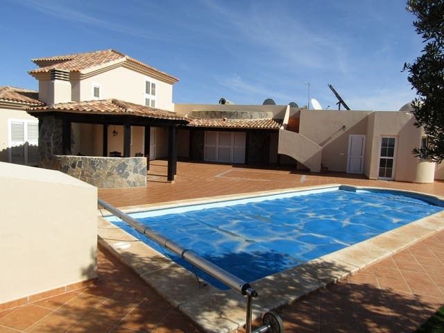 4 bedroom Villa for sale in La Oliva with pool garage - € 649,950 (Ref: 9325189)