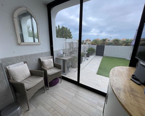 4 makuuhuone Omakotitalo myytävänä paikassa Corralejo, La Oliva mukana uima-altaan - 349 950 € (Ref: 9345644)