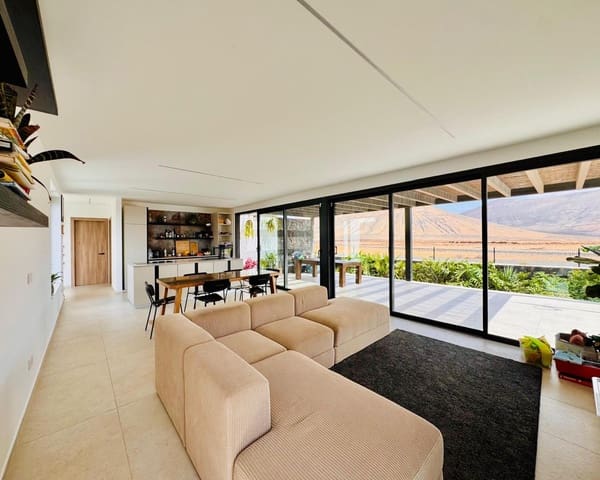 3 soveværelse Villa til salg i La Oliva med garage - € 676.000 (Ref: 9378336)