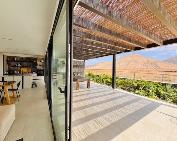 3 soveværelse Villa til salg i La Oliva med garage - € 676.000 (Ref: 9378336)