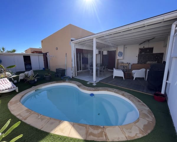 3 bedroom Villa for sale in La Oliva with pool garage - € 338,000 (Ref: 9610181)