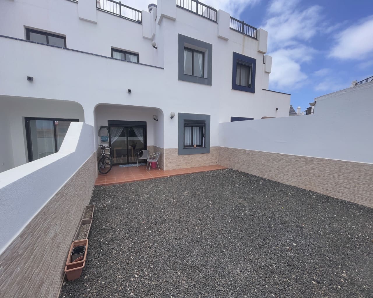 3 soveværelse Semi-Rækkehus til salg i Corralejo med swimmingpool - € 339.500 (Ref: 9902142)