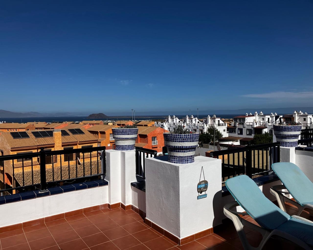 3 soveværelse Semi-Rækkehus til salg i Corralejo med swimmingpool - € 339.500 (Ref: 9902142)