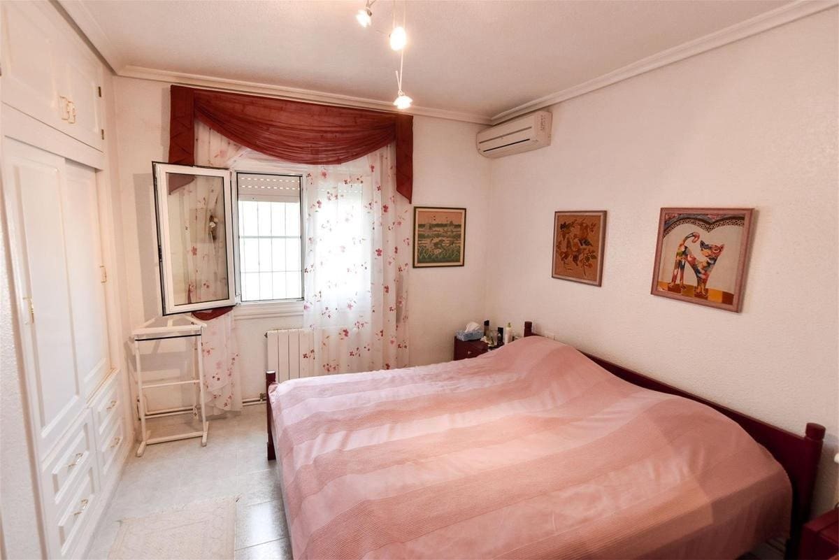 Chalet de 5 habitaciones en Torrevieja en venta con piscina - 440.000 € (Ref: 8834615)