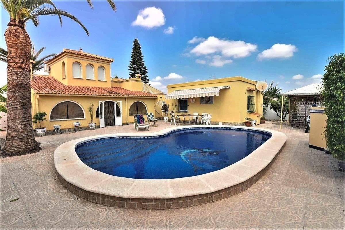 Chalet de 5 habitaciones en Torrevieja en venta con piscina - 440.000 € (Ref: 8834615)