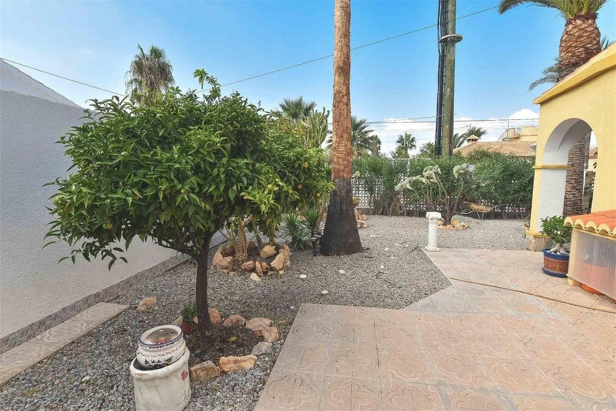 Chalet de 5 habitaciones en Torrevieja en venta con piscina - 440.000 € (Ref: 8834615)