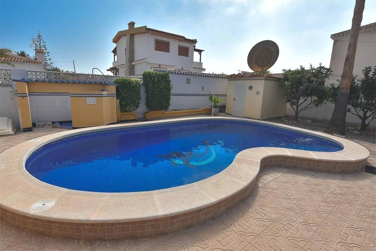 Chalet de 5 habitaciones en Torrevieja en venta con piscina - 440.000 € (Ref: 8834615)