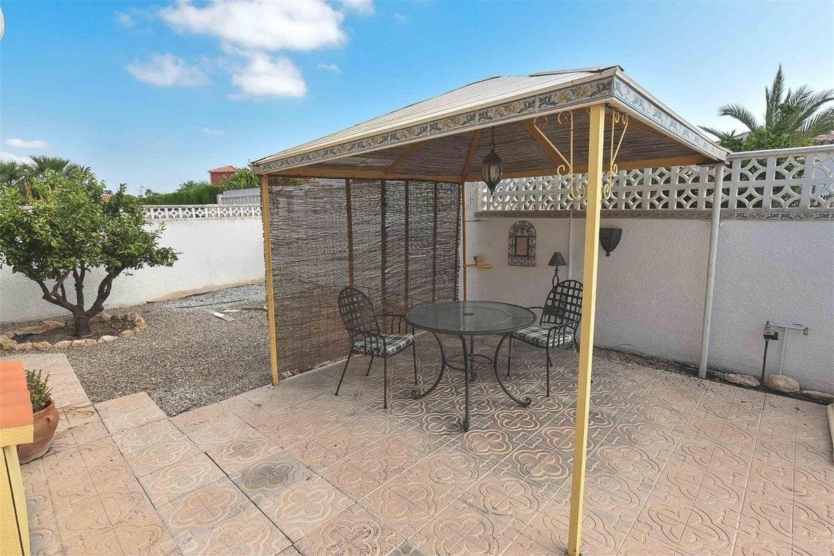 Chalet de 5 habitaciones en Torrevieja en venta con piscina - 440.000 € (Ref: 8834615)