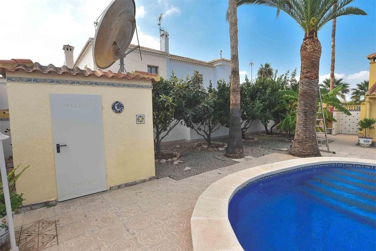 Chalet de 5 habitaciones en Torrevieja en venta con piscina - 440.000 € (Ref: 8834615)