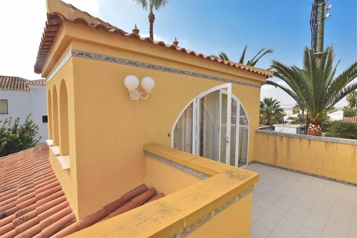 Chalet de 5 habitaciones en Torrevieja en venta con piscina - 440.000 € (Ref: 8834615)